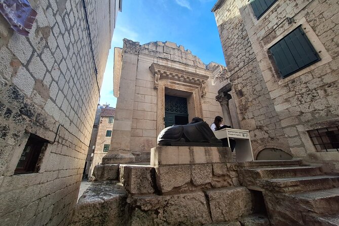 Top-Rated Split Game of Thrones and History City Walk - Dracarys! - The Vestibule, Unsullied soldiers, and Dalmatian song