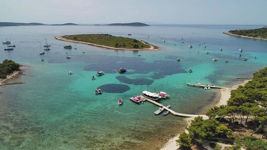 Trogir: Blue Lagoon and 3 Islands Speedboat Tour - Maslinica on Šolta: a slower hour in the village