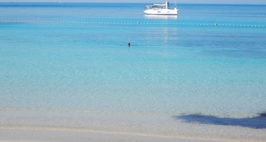 Trogir: White Lagoon, Maslinica & Blue Lagoon Speedboat Tour - White Lagoon gives the day a strong start