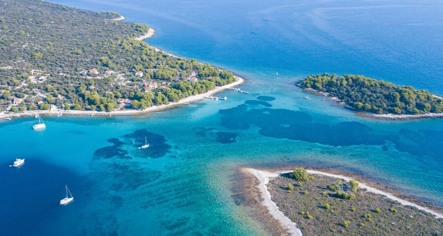 Trogir: White Lagoon, Maslinica & Blue Lagoon Speedboat Tour - Maslinica is the tour’s best village stop