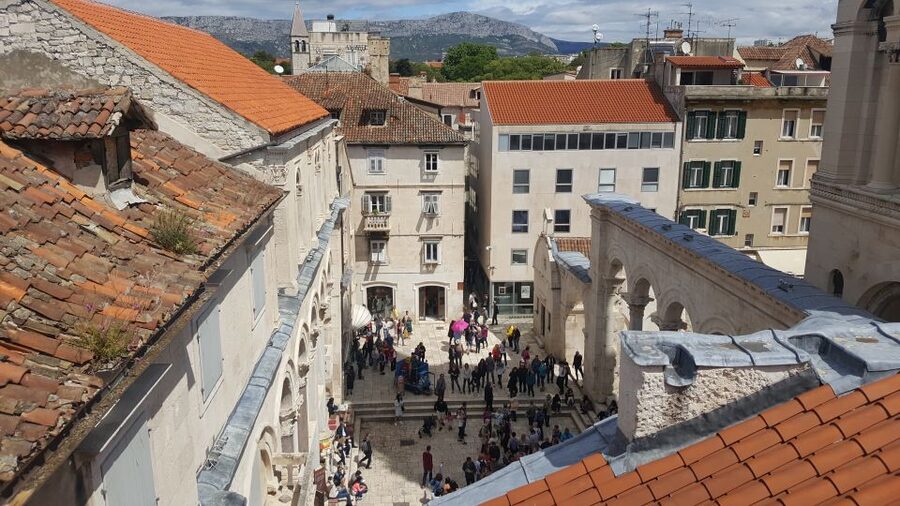 Walking Tour Split - Vestibul and the Golden Gate